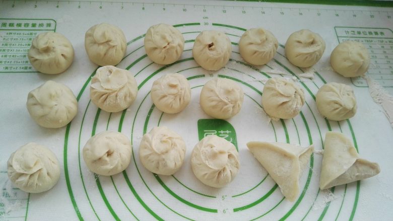 百变面食之家常生煎包,依次包好所有的包子。之前包过两锅包子,馅不够了,剩下的包成糖三角了(糖三角里面包的是: 白糖+少量面粉掺匀,添加面粉是为了防止糖浆烫嘴)。