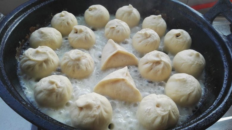 百变面食之家常生煎包,放入稀面水(一点点面粉加水搅合的,这次的面糊水搅的有点稠了。)或者水转中火。馅是熟的,到包子的三分之一处(或二分之一处)就可以。