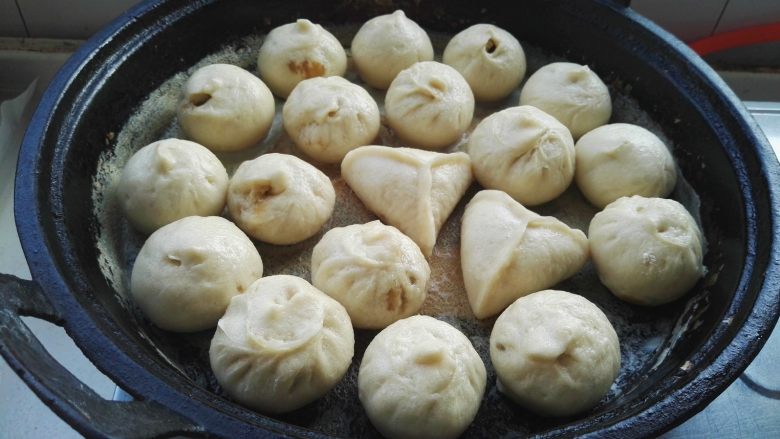 百变面食之家常生煎包,盖盖焖煎至水干,用手按下包子,能迅速弹起就熟了。