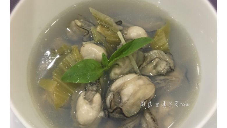 姜丝酸菜蚵仔汤,盛碗，趁热享用。
