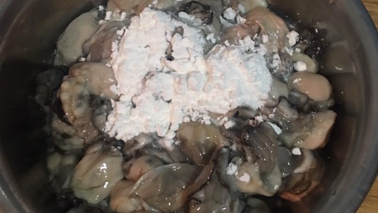姜丝酸菜蚵仔汤,蚵仔放入太白粉或地瓜粉,