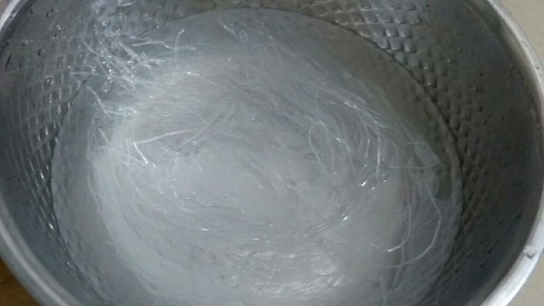 三丁肉丸粉丝汤,粉丝先泡水,煮的时候易煮易熟
我用的是细的龙口粉丝。这里说一句,粉丝可以被别的粉或者面替换。处理方法有点不同而已。
如果用别的粉或者面处理,就需要把面或者粉煮熟放大碗备用,汤煮好倒进去。最好家里有两个灶头,可以同步操作。