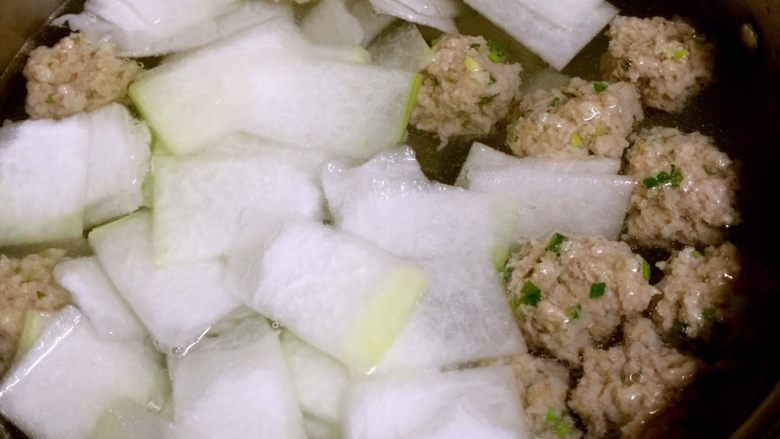 Q弹肉丸冬瓜汤,这时放入冬瓜片继续煮。