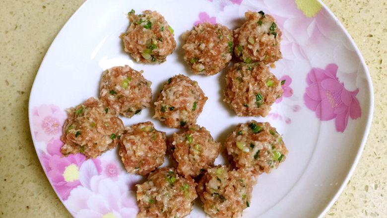 Q弹肉丸冬瓜汤,烧水的期间把肉馅一个个尽量滚圆成肉丸。
肉丸不要太大,不易熟透,我这里做了12个肉丸。
