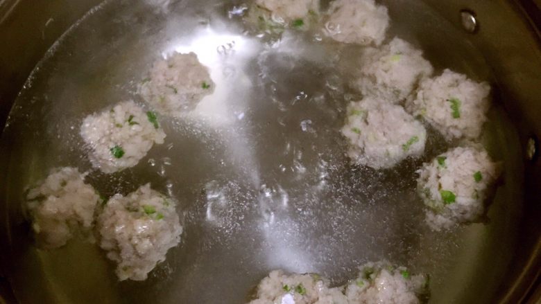 Q弹肉丸冬瓜汤,肉丸浮起来就是熟了。