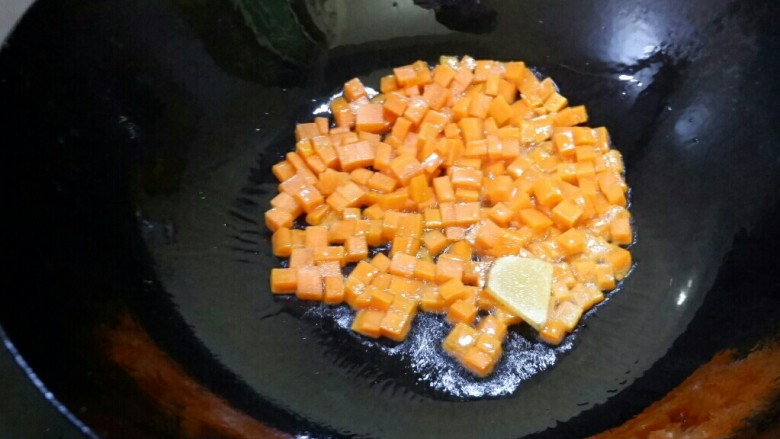 三丁肉丸粉丝汤,放胡萝卜炒至油变黄。胡萝卜是喜油的食材,所以最好煮的时候先用油炒一下。原因大家都知道,我不啰嗦。