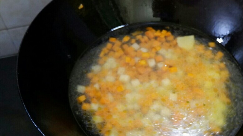 三丁肉丸粉丝汤,加水,水量根据自己喜好,想多喝点汤可以多放点水,不想喝那么多可以少放点,参考我这里,没过食材一指深即可