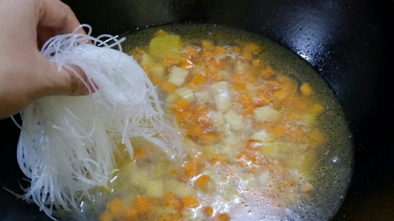 三丁肉丸粉丝汤,水开以后放粉丝,放一勺盐调味儿,可以根据自己口味,先少放点。尝一下咸淡,再补味儿。用面代替粉的则省略这一步。