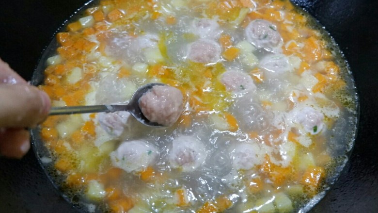 三丁肉丸粉丝汤,用勺子辅助,将挤出的肉丸放入锅中。
这个过程需要两手操作,我自己做自己拍,所以只能分两张图给大家看了。