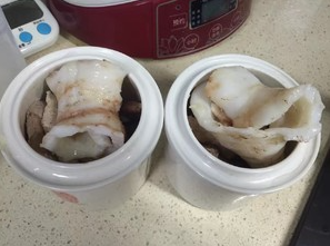 【小森妈妈菜谱】花胶高丽参炖乳鸽,第二天花胶泡软身后,找个锅把水煮开(可以适当加入生<a style='color:red;display:inline-block;' href='/shicai/ 37'>姜</a>去腥),花胶放进锅中煮。盖子不用盖上,可以时刻注意花胶的变化,蒸止卷缩就可以了。把煮发后