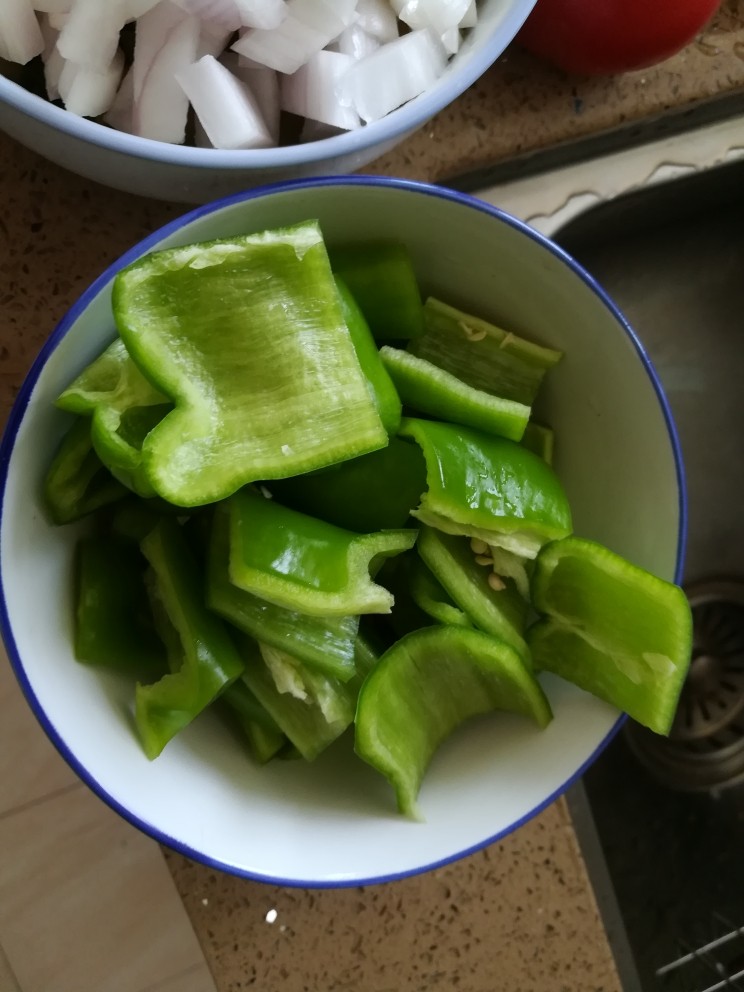 茄汁土豆烧茄子,青椒切片