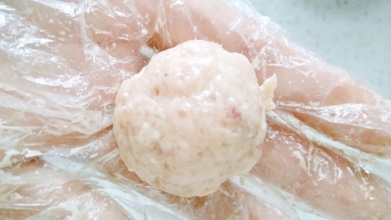 这样吃鱼……,戴上一次性手套,取一小团肉泥搓圆