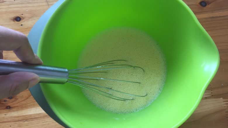 零失败的蒸发糕,搅打三分钟以上,不是打发,只是将酵母粉搅拌至无颗粒。