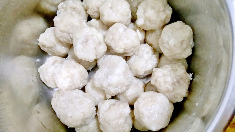 这样吃鱼……,冷却后捞起沥干水分,用保鲜袋装起来放冷冻室,什么时候吃再什么时候拿出来。
