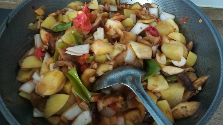 茄汁土豆烧茄子,炖至土豆软熟放盐,翻炒均匀即可出锅