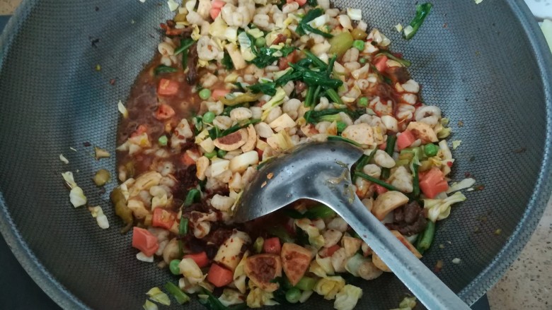 素什锦麻食,倒入麻婆豆腐料,大火烧沸