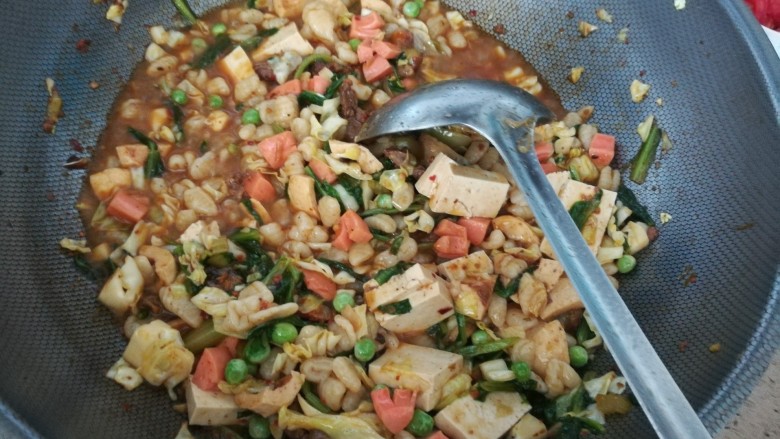 素什锦麻食,倒入豆腐翻炒,大火收汁