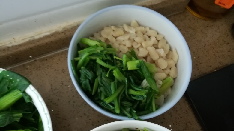 素什锦麻食,麻食煮熟过凉水,<a style='color:red;display:inline-block;' href='/shicai/ 155'>油麦菜</a>焯熟切段