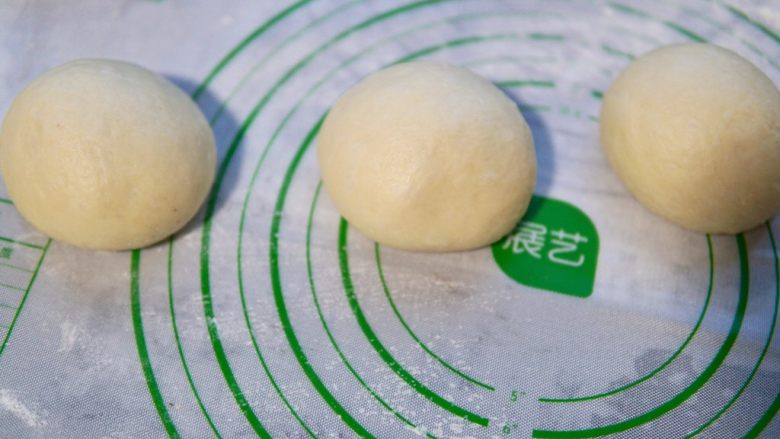 蜜豆吐司,揉好的面团分成三个等分,因为没有发酵过所以不需要排气。