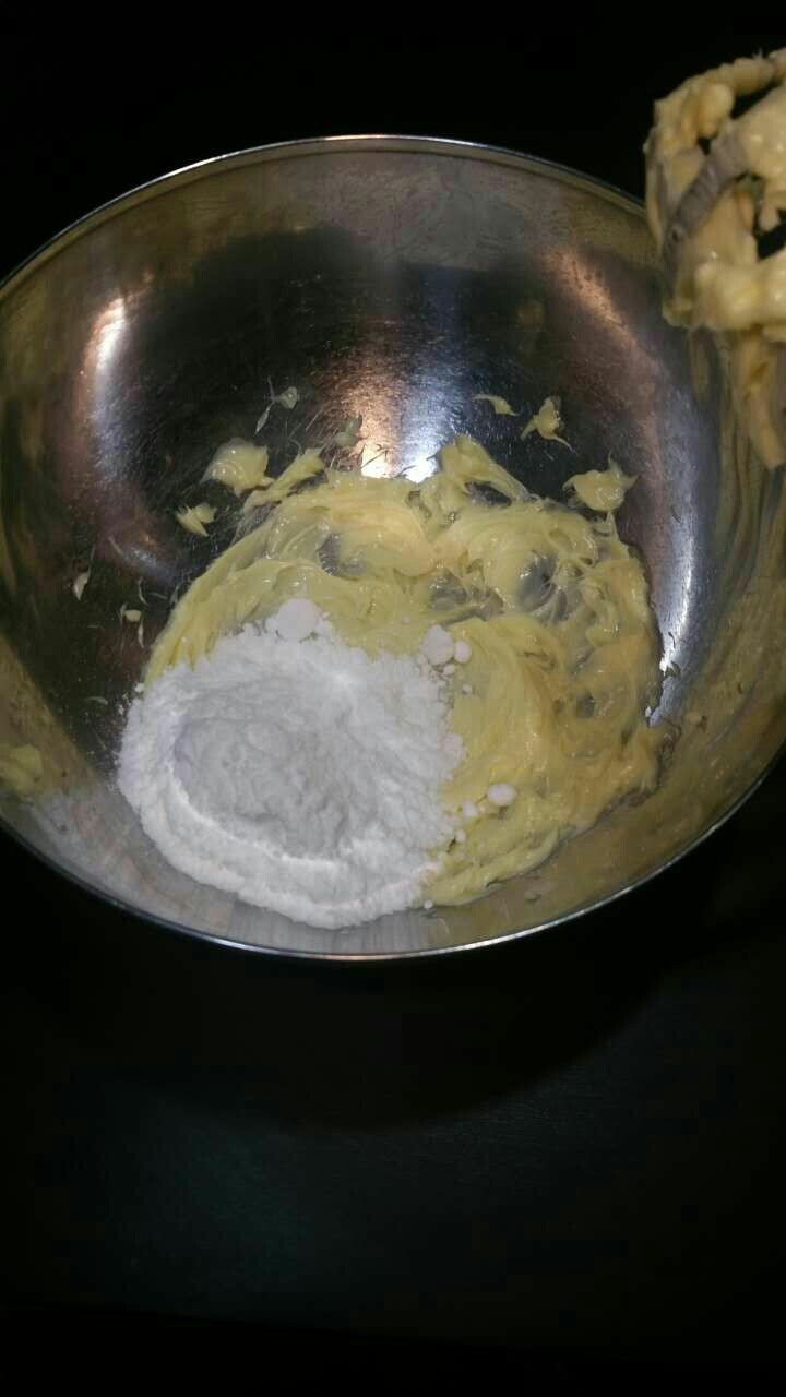 玛格丽特,加入,糖粉,慢速搅拌均匀无干粉,快速打发颜色变浅。
