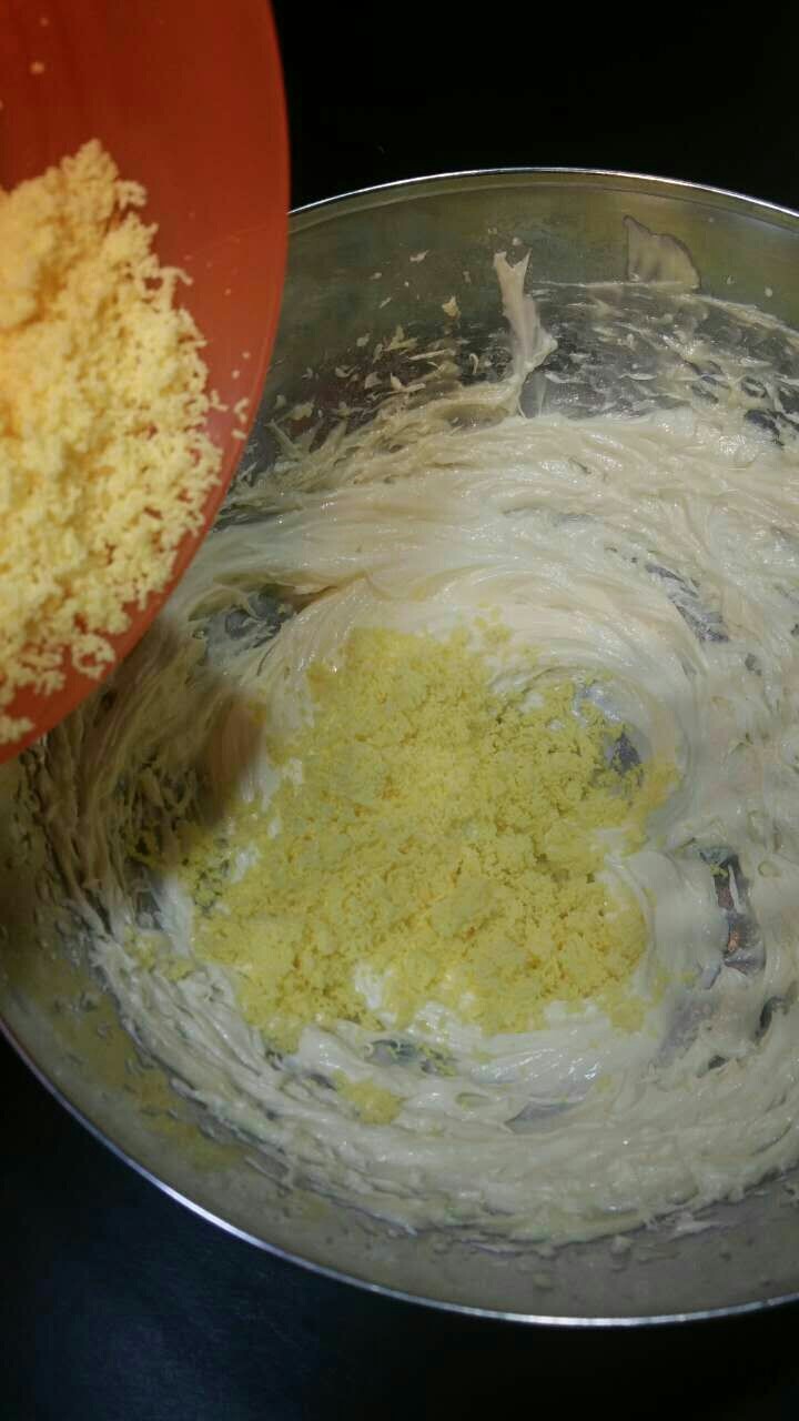 玛格丽特,分三次加入过筛的蛋黄,每次必须充分搅拌均匀无蛋黄,在加入下一次的蛋黄(慢速搅拌)。快速打发至颜色变浅黄色。