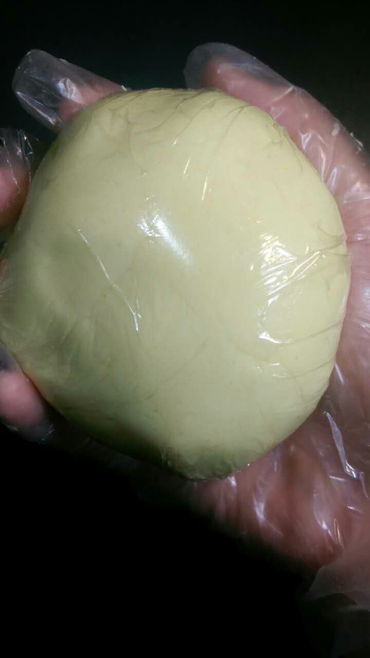 玛格丽特,和好的面团包上保鲜膜,放在冰箱冷藏30-40分钟。