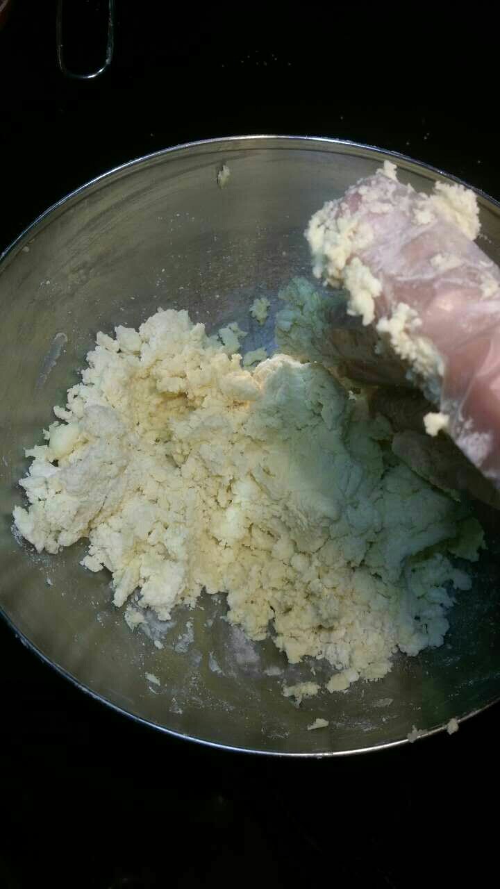 玛格丽特,带上手套,搅拌均匀。和成面团壮。