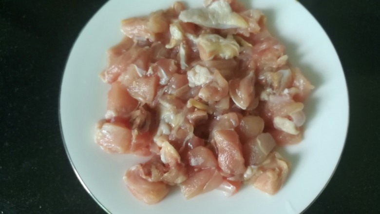 辣椒青豆炒鸡丁,鸡腿切粗丁。
