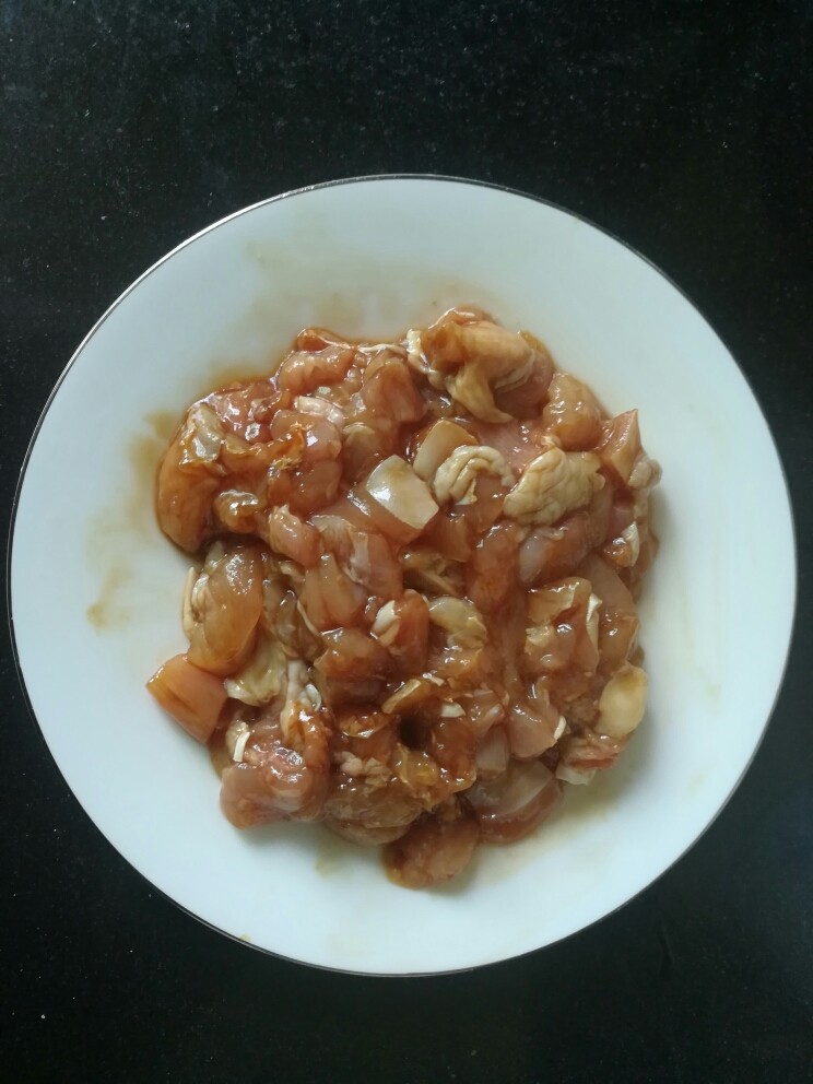 辣椒青豆炒鸡丁,加少许<a style='color:red;display:inline-block;' href='/shicai/ 788'>生抽</a>，<a style='color:red;display:inline-block;' href='/shicai/ 718'>料酒</a>，<a style='color:red;display:inline-block;' href='/shicai/ 720'>胡椒粉</a>腌一下。