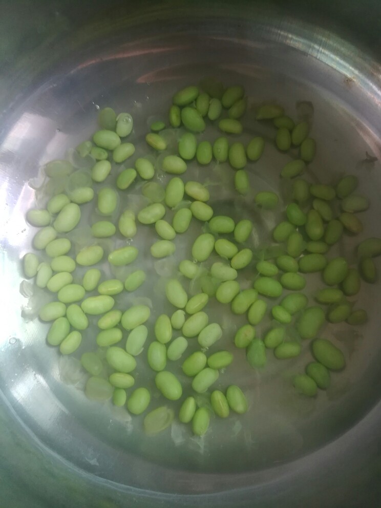 辣椒青豆炒鸡丁,青豆放适量水煮滚四五分钟。