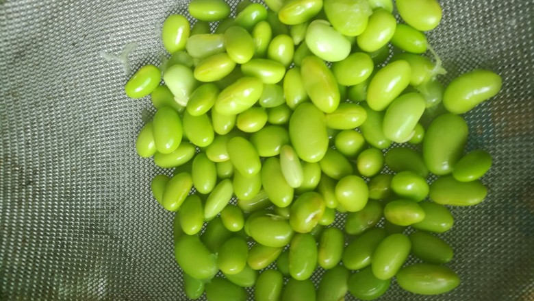 辣椒青豆炒鸡丁,豆子捞出沥干。