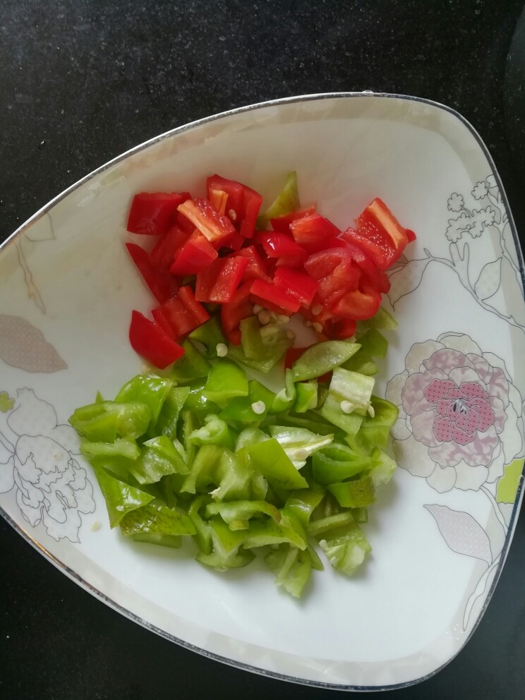 辣椒青豆炒鸡丁,青红椒切小块。