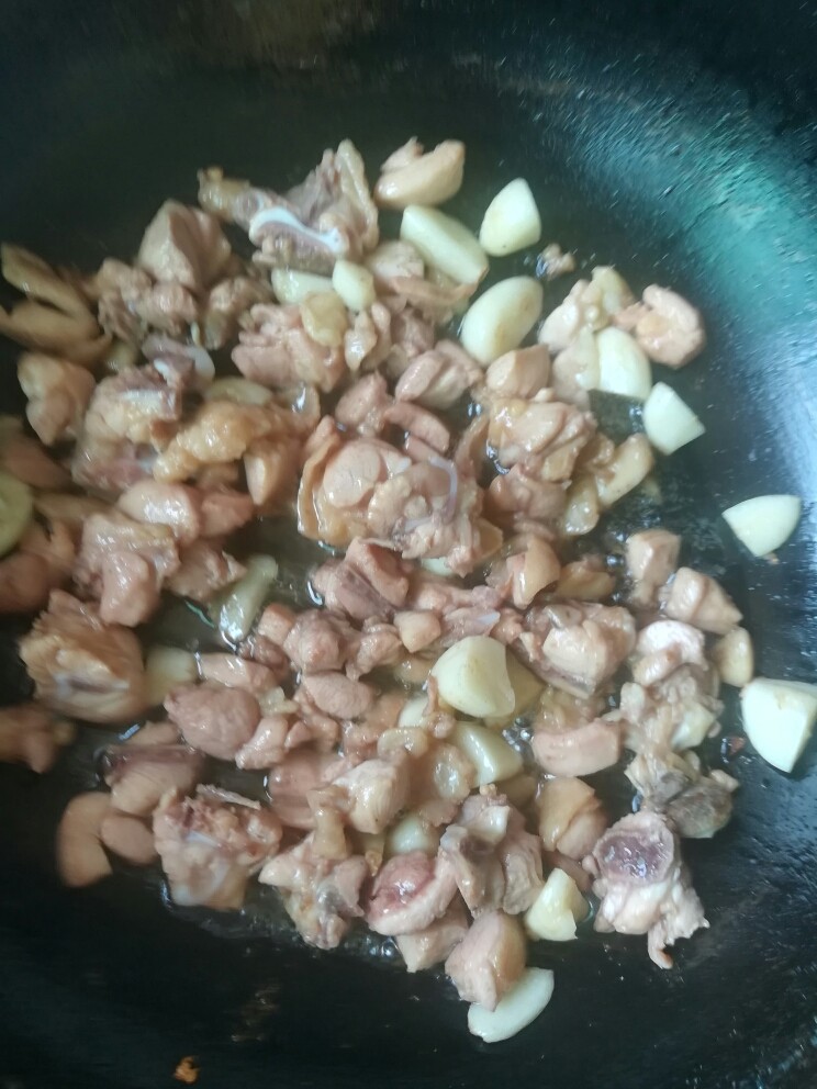 辣椒青豆炒鸡丁,下鸡腿丁煸炒两分钟。