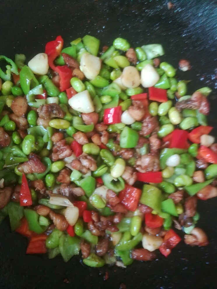 辣椒青豆炒鸡丁,一起翻炒,加盐、生抽炒匀出锅。
