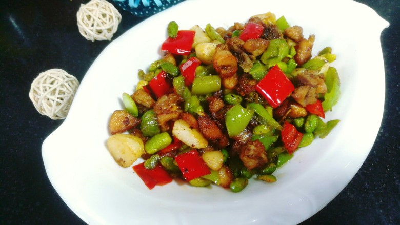 辣椒青豆炒鸡丁,其实鸡丁炒焦一点更好吃。