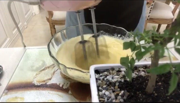冰淇淋粉做冰淇淋,用电动打蛋器充分搅拌打发3-5分钟;