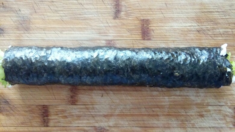 培根寿司卷,然后卷起来,特别是一开始要卷紧。