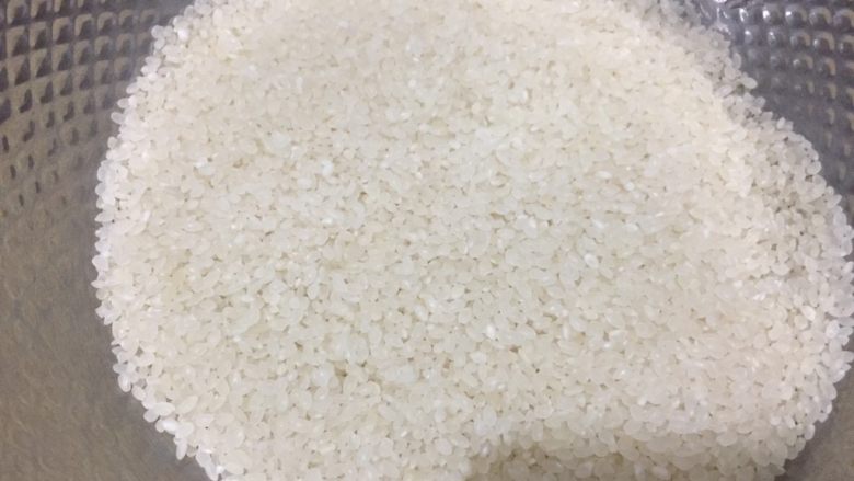 土豆鸡块焖饭,大米洗净,用水浸泡一个小时左右。