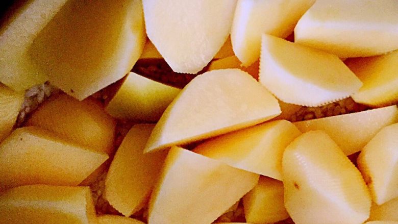 土豆鸡块焖饭,<a style='color:red;display:inline-block;' href='/shicai/ 23'>土豆</a>去皮洗净切成大块。