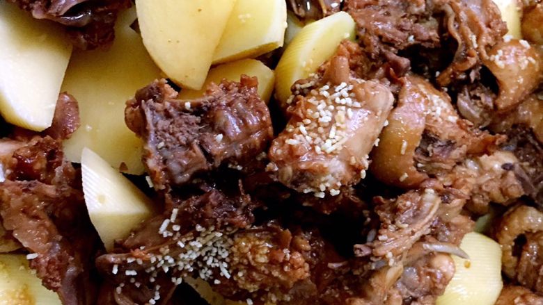 土豆鸡块焖饭,滴几滴老抽,少许生抽翻炒上色,再炝料酒翻炒,下土豆块再翻炒一下,加少许盐,鸡精调味。味道要比平常炒菜稍咸一点,这样煮出的米饭咸味刚刚好。