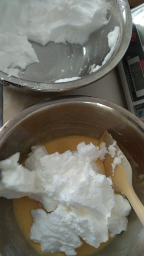 快手花样小蛋糕,关键步骤来了喔⊙ω⊙把三分之一的蛋白家到蛋黄糊里。用硅胶刀切之后上下翻拌的方法。