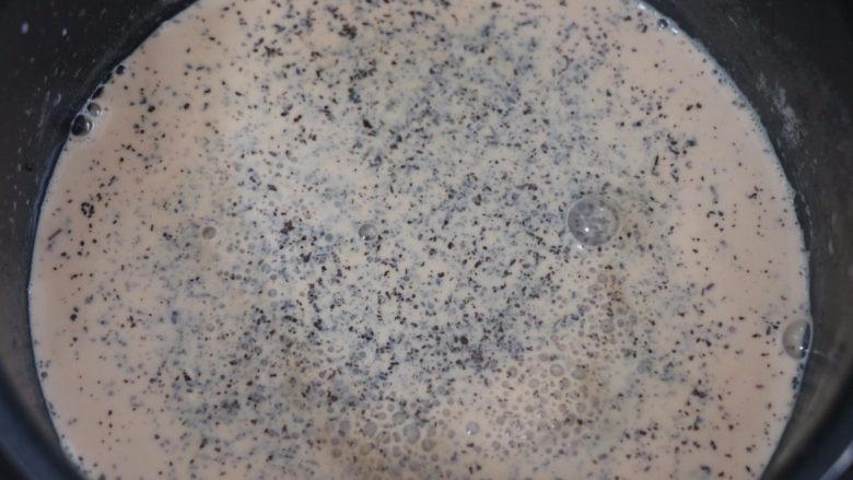 伯爵奶茶蛋糕卷,牛奶微微起泡时加入红茶(把红茶包撕开倒入红茶),小火煮2分钟后关火放凉备用