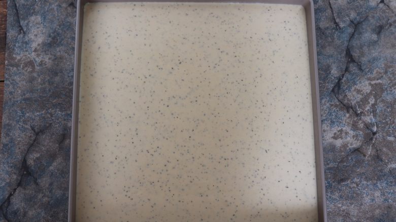 伯爵奶茶蛋糕卷, 蛋糕糊倒入提前铺好油布的烤盘中,用刮板抹平