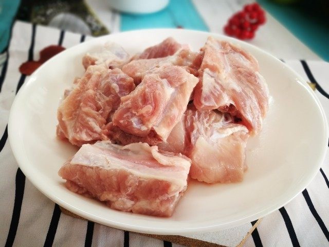 「Cathy边吃边营养」零油脂版清炖排骨,取<a style='color:red;display:inline-block;' href='/shicai/ 434'>排骨</a>400g,洗净