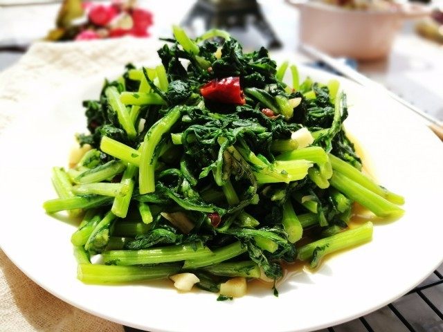 「Cathy边吃边营养」夏日清炒茼蒿