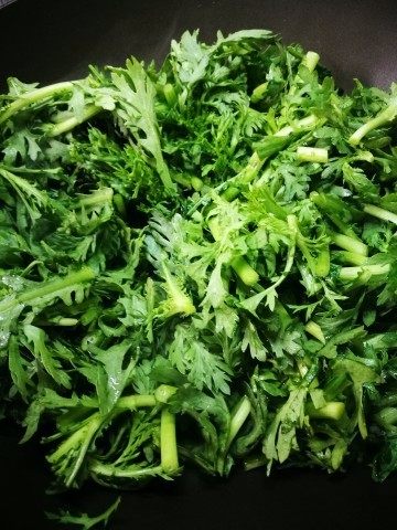 「Cathy边吃边营养」夏日清炒茼蒿,把茼蒿放入锅中翻炒