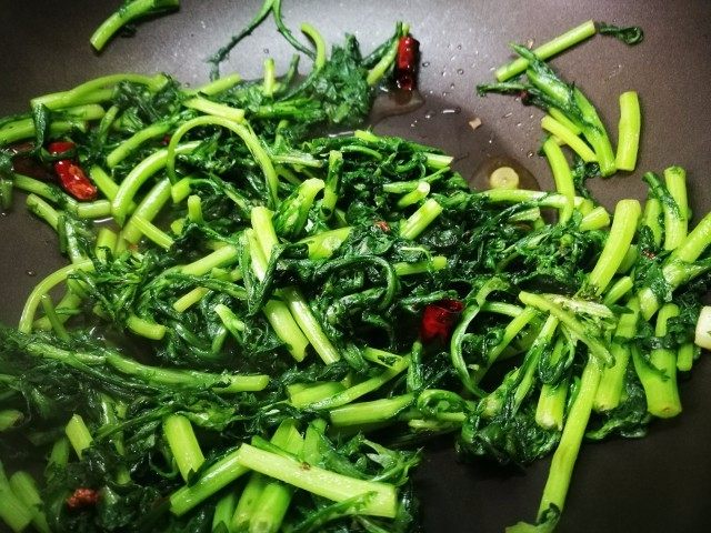 「Cathy边吃边营养」夏日清炒茼蒿,等到茼蒿变色出水后,放入<a style='color:red;display:inline-block;' href='/shicai/ 788'>生抽</a>,盐