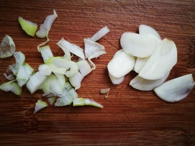 「Cathy边吃边营养」三色小炒,葱切沫,蒜和姜切片