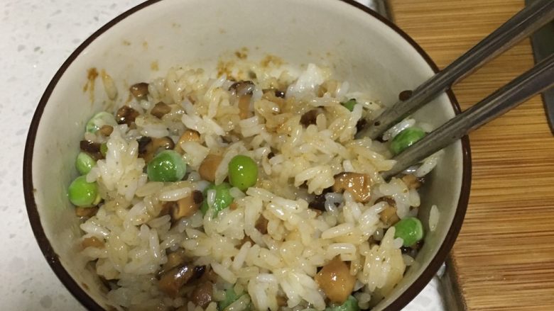 鸡翅包饭,把炒好的香菇青豆加到糯米饭里拌匀,香喷喷的糯米饭就做好了,忍不住偷吃几口,哈哈