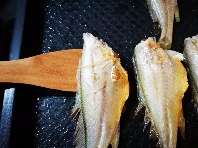 「Cathy边吃边营养」低脂版香煎小黄鱼,用小铲子将鱼翻面,尽量不要把鱼弄碎